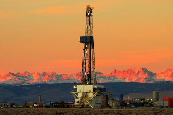 Drilling rig in Pinedale field with the Wind River Mountains, Wyoming, USA in the background. Photo © by Douglas McCartney.